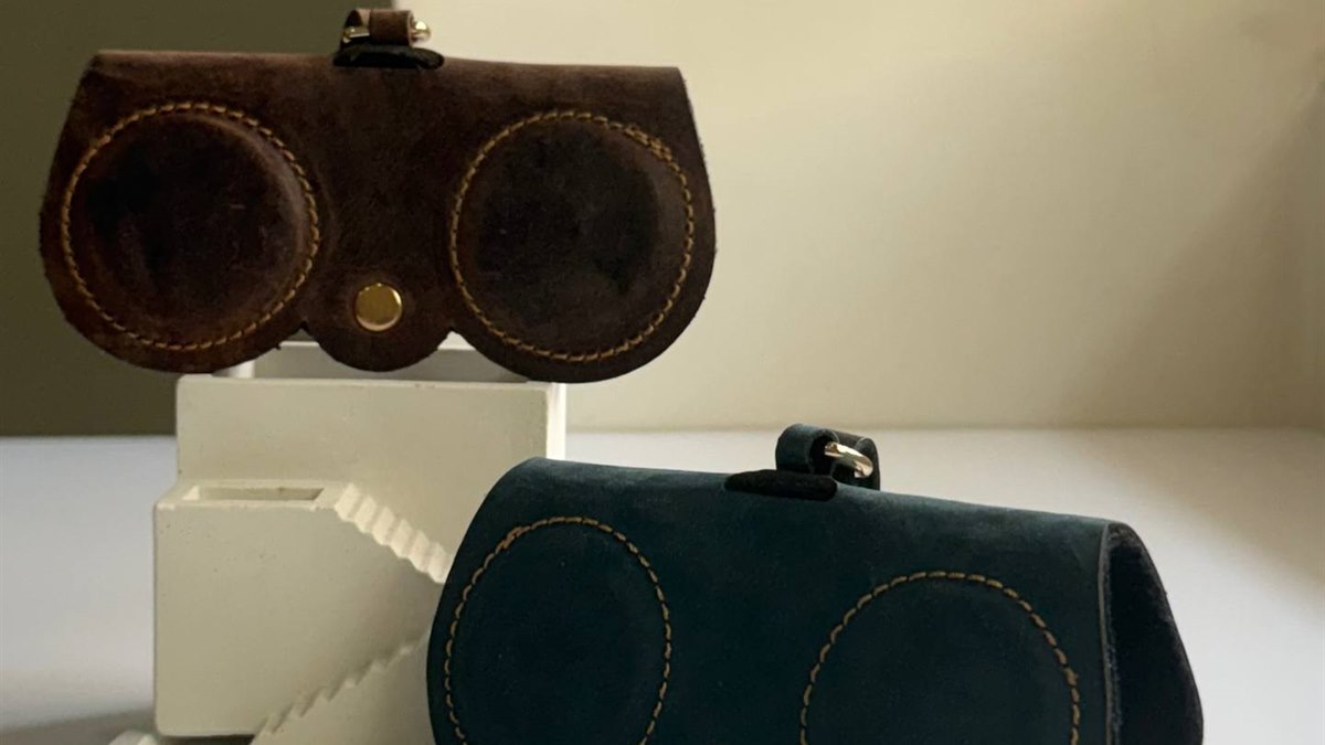کاور عینک چرم دست‌دوز eyecan روی سطح روشن
