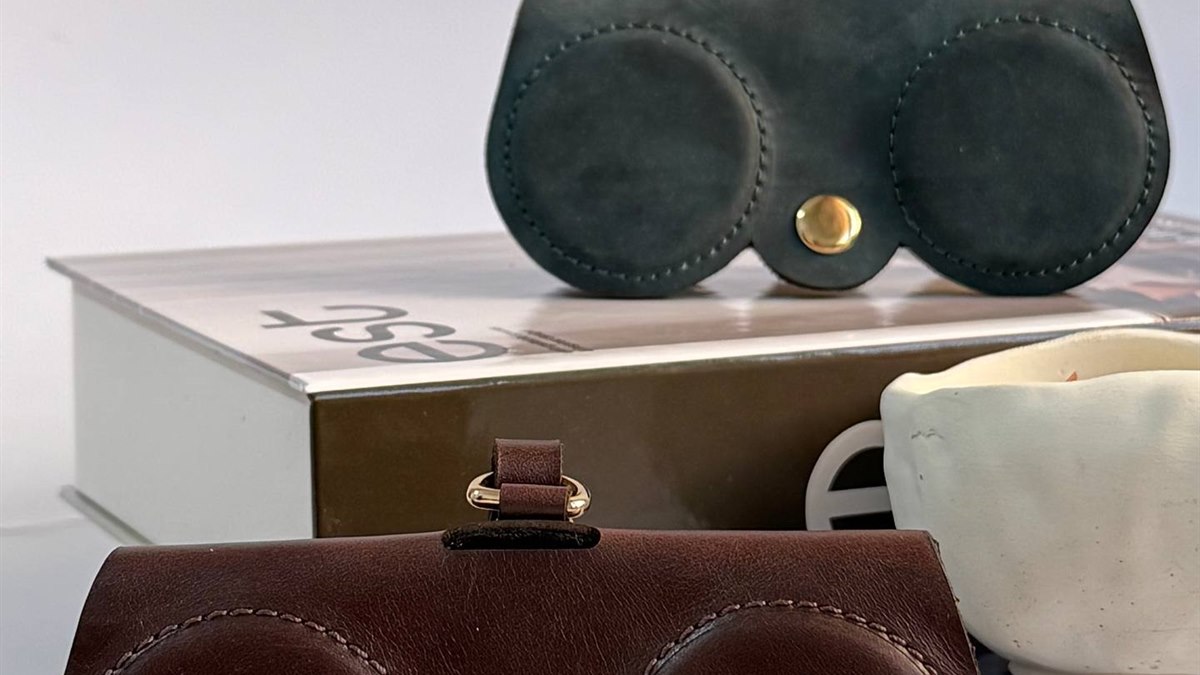 دو کاور عینک چرم در رنگهای سرمهای و قهوهای کنار هم